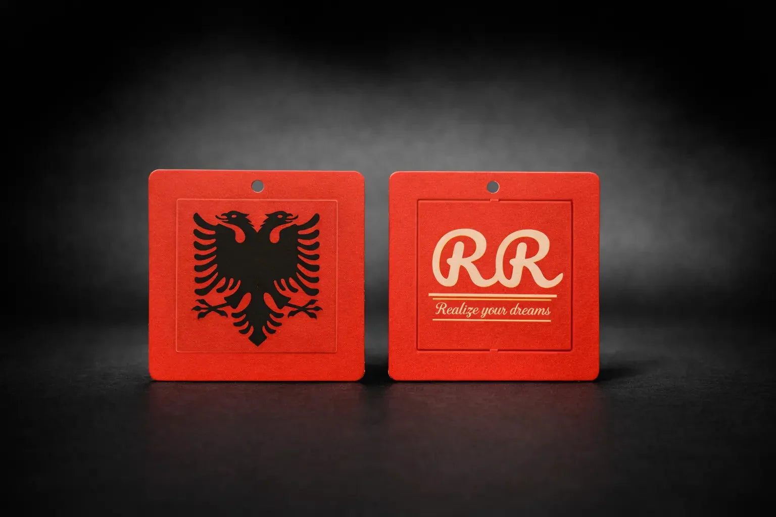 Rote Auto Lufterfrischer mit Adler-Logo und 'RR Realize your dreams' Aufschrift, stilvolle Duftspender fürs Fahrzeug